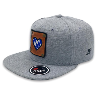 SNAPBACK CAP mit Lederpatch bestickt mit bayrischem Herz